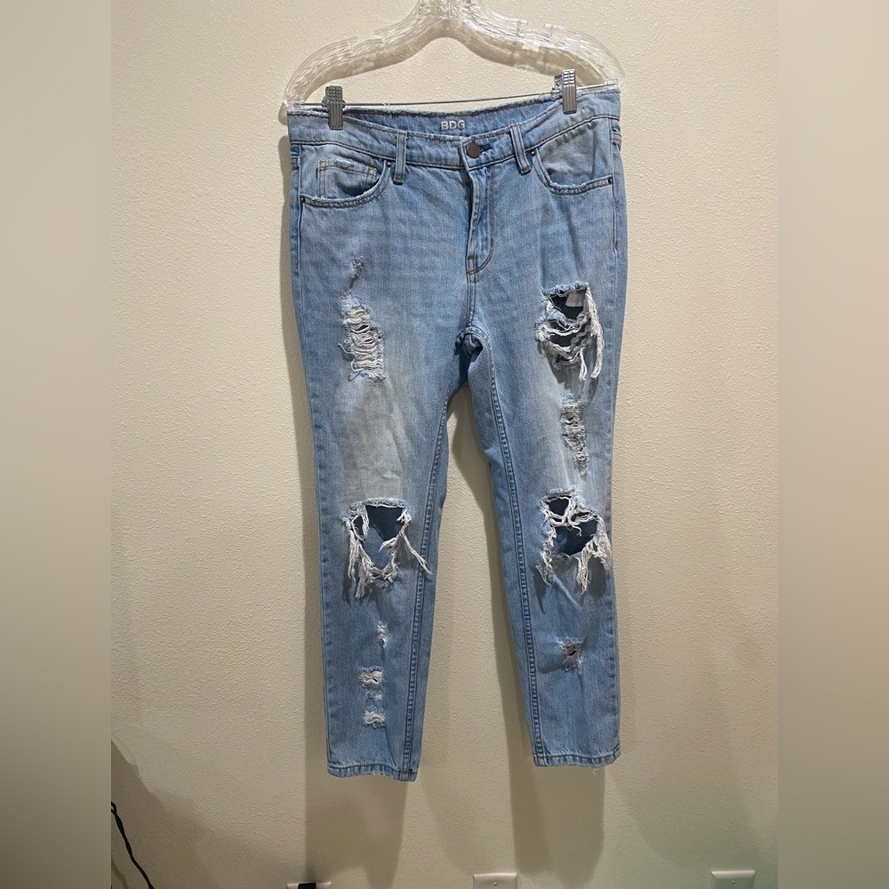 BDG Jeans Destroyed Slim Boyfriend Skinny Ankle Light Wash Womens size 27 - Picture 1 of 4